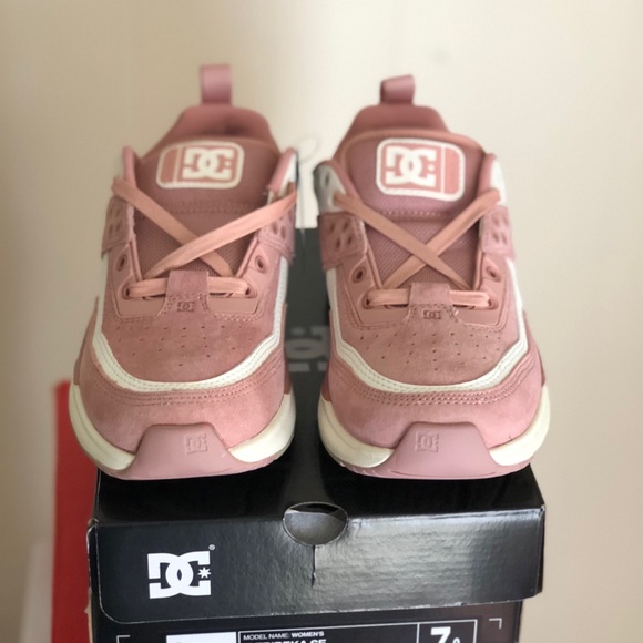 D/c shoes - Picture 1 of 3